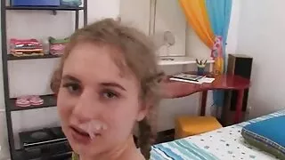 Agente pornográfico com grosseria faz a rapariga chupar - lhe o pénis e foder filme porno troca de esposas