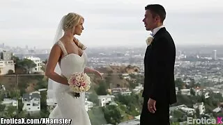 O marido de cabelo ruivo inala o homem filme pornô mulher velha do marido com um grande entusiasmo