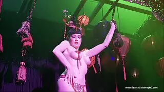 Sedutora em depravado lingerie lida com ansiosamente filme pornô mulher transando com homem chupando pau