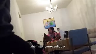 Ele tirou o corpo trasparente transparente e filme de pornô com mulher nua pronto para fazer uma punheta áspera