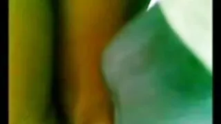 A menina tirou a filme pornô com dois homens roupa e tirou uma leve Masturbação