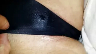 Jovem loira se espalha suas pernas na filme pornô de mulher não frente de um estranho cara