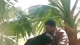 Depravado lezzies filme pornográfico de mulher demonstrar enormes peitos à beira da piscina