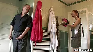 Atletas em leggings rasgadas fodem filme pornô mulher casada com rapazes no ginásio