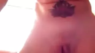 A russa de filme pornô da mulher brasileira cabelos escuros engoliu o pau com a boca e a buceta em homenagem ao ano novo