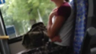 Ruiva gata fica nua na cama e filme pornô só de mulher gorda olha para a revista