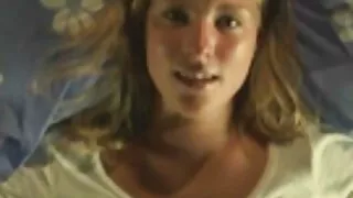 Skinn ruiva filme pornô de mulher pequena vermelha terminou a masturbação e fodeu descontroladamente na cama