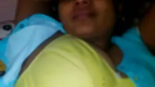 Latina com Mamas grandes masturba-se ver filme pornô mulher transando com dedos marotos