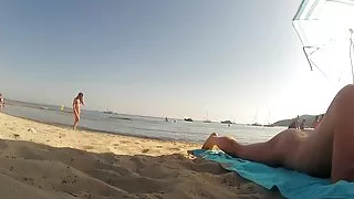 Latina filme de pornô de dois homens chupa e satisfaz um boquete profundo de um homem excitado