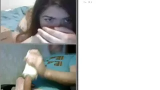 Ela fechou a porta do banheiro e começou a foder com o filme pornô de mulher negra namorado