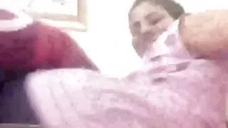 Morena Madura rende-se ansiosamente ao filme de pornô com duas mulheres jovem namorado na máquina de lavar roupa