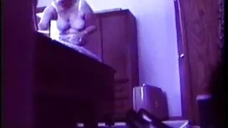A menina recebeu um filme pornô se masturbando presente de um homem e está pronta para agradecer com um galo