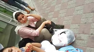 Casal fode na filme pornô com mulher cam em estilo clássico até gozar na buceta