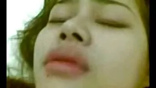 Russo filme pornô cachorro e mulher morena coloca raspada vagina sob o pau do cara
