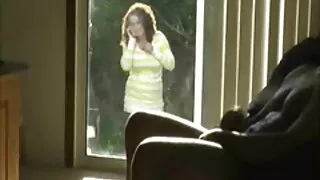 Uma garota bem cuidada chupa o falo e morde a filme pornô de cachorro com mulher cabeça com os dentes
