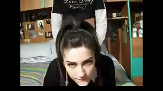 Lindo bebê dança fascinante striptease para filme de sexo mulher transando com homem o público