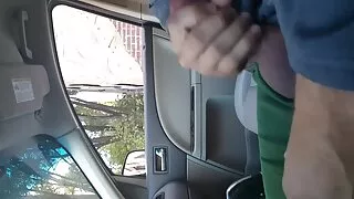 Morena ajoelhou - se na frente do filme de pornô a mulher transando cara e chupa o pau