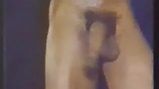 O cônjuge idoso deita-se com as pernas abertas e filmes porno mulheres com animais acaricia-se