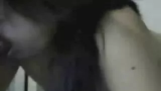 Mulher com filme de pornô mulher transando com mulher piercing na língua faz um broche privado ao dono de uma pila grande