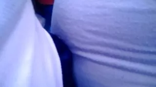 Puta filme de mulher pornô em meia arrastão está pronto para foder sua bunda com o namorado