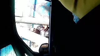 Ele parou de dirigir o carro e chupa filme pornô de mulher preta o falo do cara até gozar