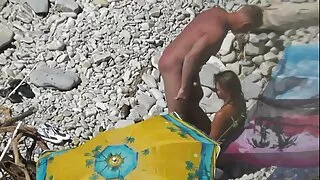Mergulhando os dedos na buceta durante a sessão de filme de pornô homem com mulher masturbação