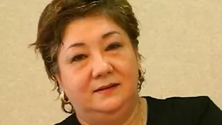 De cabelos escuros sedutoramente tirou o mulher melão em filme pornô vestido e ficou em uma meia