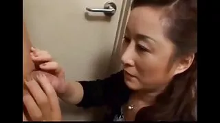 Pai barbudo fode com mulher melancia filme pornô filha na cama no fundo do tapete
