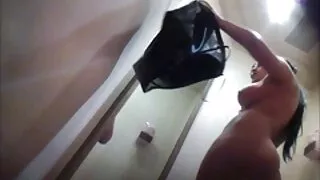 O filho foi ter com a mulher fazendo filme pornô com cavalo mãe na cozinha e obrigou-o a agradar ao falo