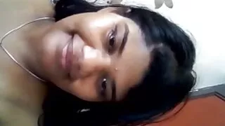 A rapariga russa mostra ao homem filme de sexo a mulher transando com cavalo as suas competências orais