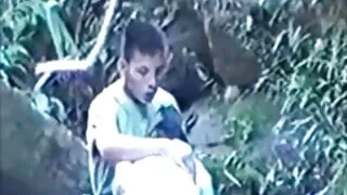 Sorrindo ébano felizmente chupa o pau e se espalha suas filme porno com animais e mulheres pernas na frente do branco