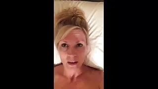 Ébano cadela diligentemente filme pornô com mulher com cavalo empurra o pau na boca