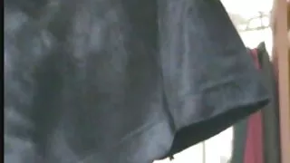 Ela se livra de agasalhos na cama e filme pornô de cachorro fica de lingerie com meias
