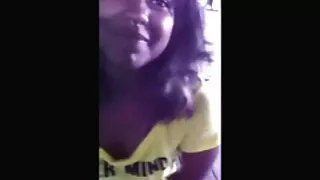 A beleza olha languidamente para a lente da câmera e parece tentadora filme pornô pelada