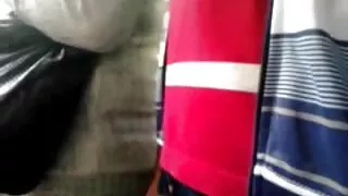 Mulher filme de pornô só de mulher deitada na cama na posição dogg e