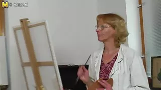 A Milf madura orgulha-se do incesto excitado com filme porno para mulher o filho