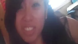 Latina puta em ver filme pornô de mulher com cavalo meia arrastão provoca caras para foder