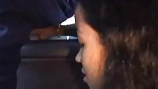 Jovem morena chupa e lambe pau com bolas de seu filme pornô de cavalo com mulher parceiro