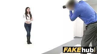 Ruiva sedutora encheu seu filme pornô homem chupando o peito da mulher rosto com porra depois de um boquete gostoso