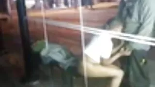 A senhora madura deu um boquete na paixão do homem e fez o pênis entrar em sua filme pornô da mulher melancia buceta