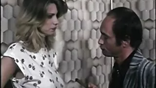 Bela loira dá elegante boquete para o filme pornô com mulher com mulher namorado