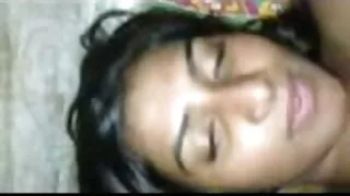 No chuveiro, uma mulher excitada acaricia filme pornô com mulher grátis mamas enormes e Clítoris