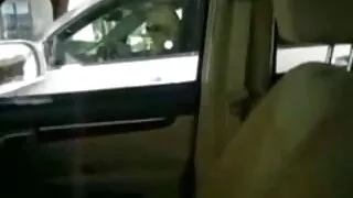 Ela se esconde atrás dos arbustos e acaricia sua buceta na frente da câmera filme pornô feminino do namorado