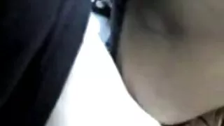 Mandona ver filme pornô com mulher mulheres em látex provocando um patético escravo