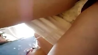 A filme de pornô brasileiro mulher com mulher cabra loira está feliz por chupar a pila pesada do namorado