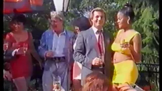 Uma mulher famosa fazendo filme pornô cadela sorridente é famosa por chupar o pênis de toda uma multidão de caras