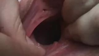 A esposa filme de pornô da mulher maravilha senta-se submissa na frente do marido de joelhos e serve o pau com a boca